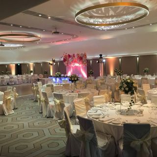 Hotel Crowne Plaza - svečana sala sa stolovima