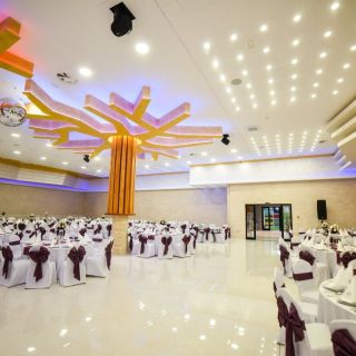 Event centar - prazne dekorisane stolice