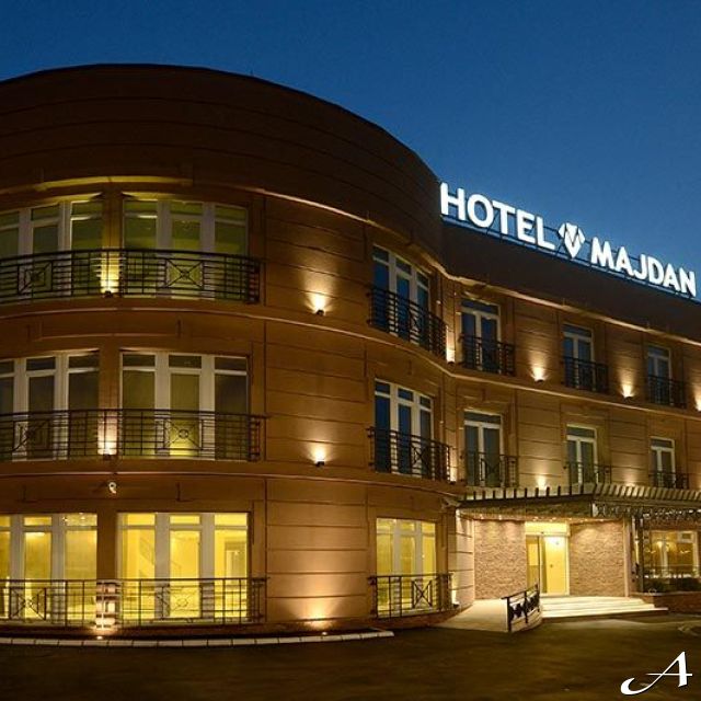 Hotel Majdan - osvetljena fasada noću